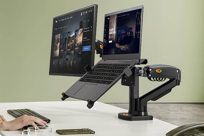 Raft cu laptopuri și monitoare